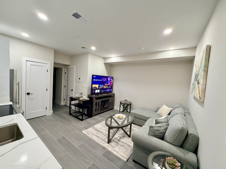 Building Photo - 824 18th St NE