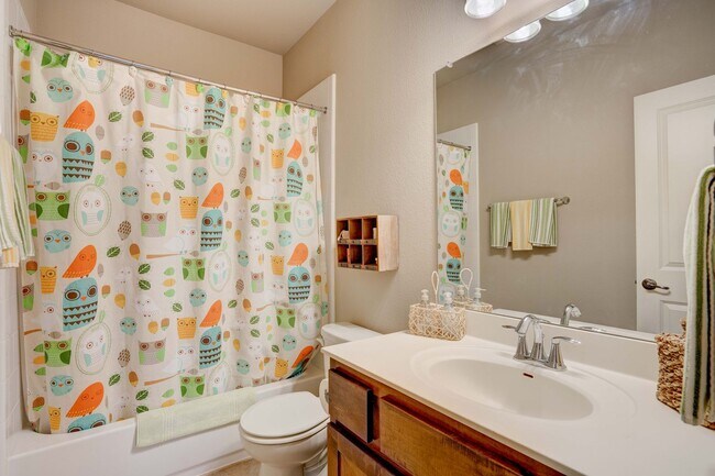 Building Photo - Beautiful 4 Bedroom, 3.5 Bathroom Home with Garage & Private Backyard