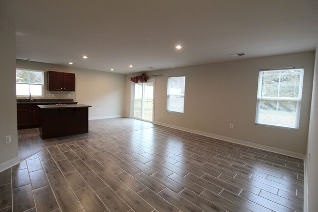 Building Photo - 105 S Peak Dr