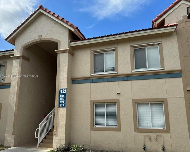 Building Photo - 1133 Golden Lakes Blvd