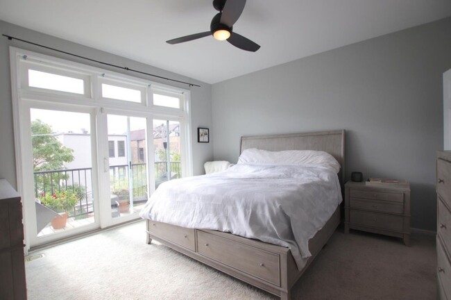 Master bedroom with balcony & walk-in closet - 2117 W Rice St