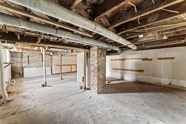 Building Photo - COMING SOON!! Charming 2-Bedroom Haven in Kansas City Northland!