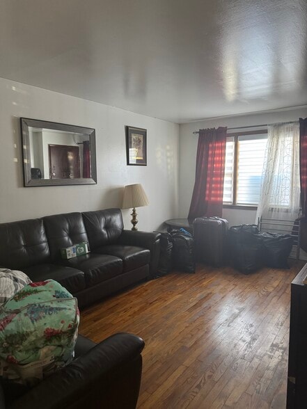 Living room - 560 Cleveland Ave