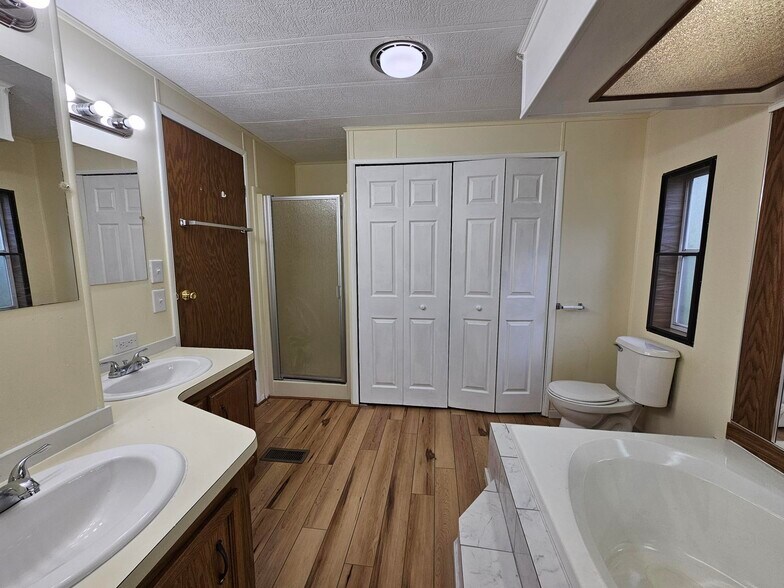 Building Photo - 224 Blossom Ln
