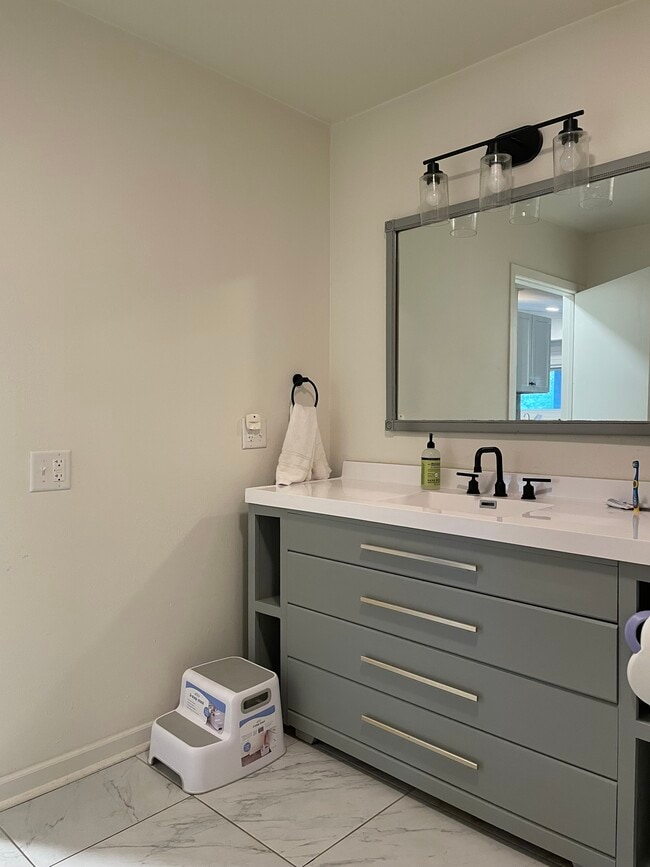 Building Photo - 1721 N High Point Rd