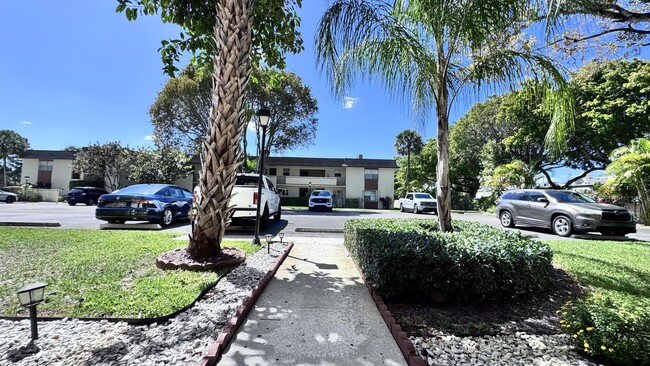 Building Photo - 5535 Lakewood Cir