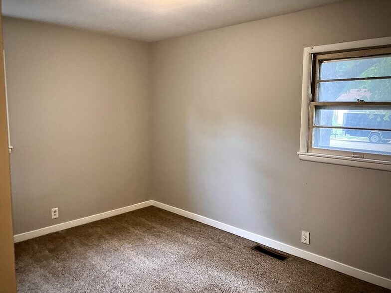 Building Photo - 338 W 4th St