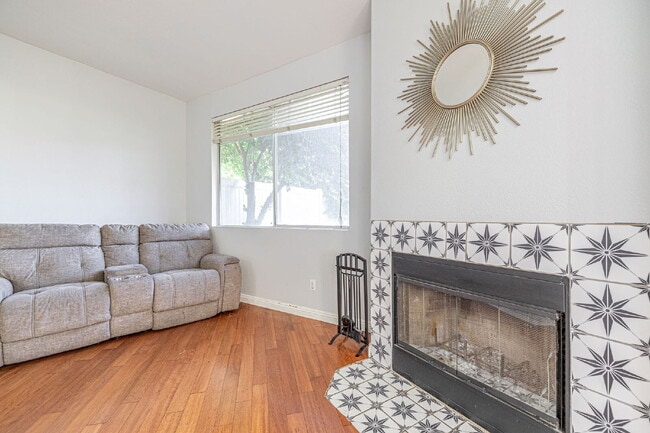 Building Photo - 3 Bedroom Home in The Gated Marigold Tract...