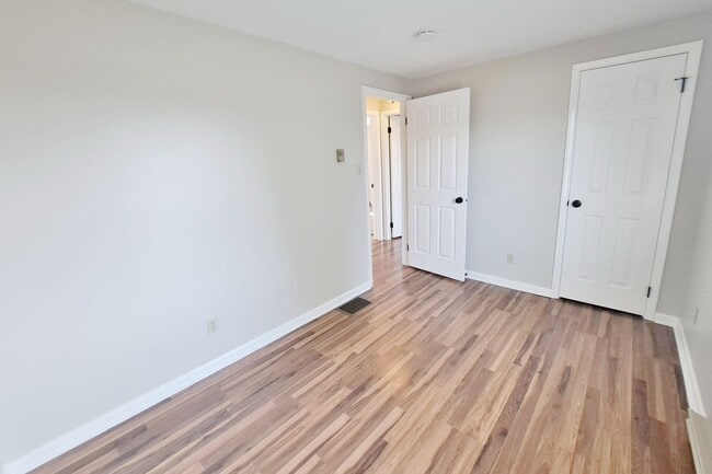 Building Photo - 3 Bed / 1-1/5 Bath Single Family Home w/Attached 2-Car Garage