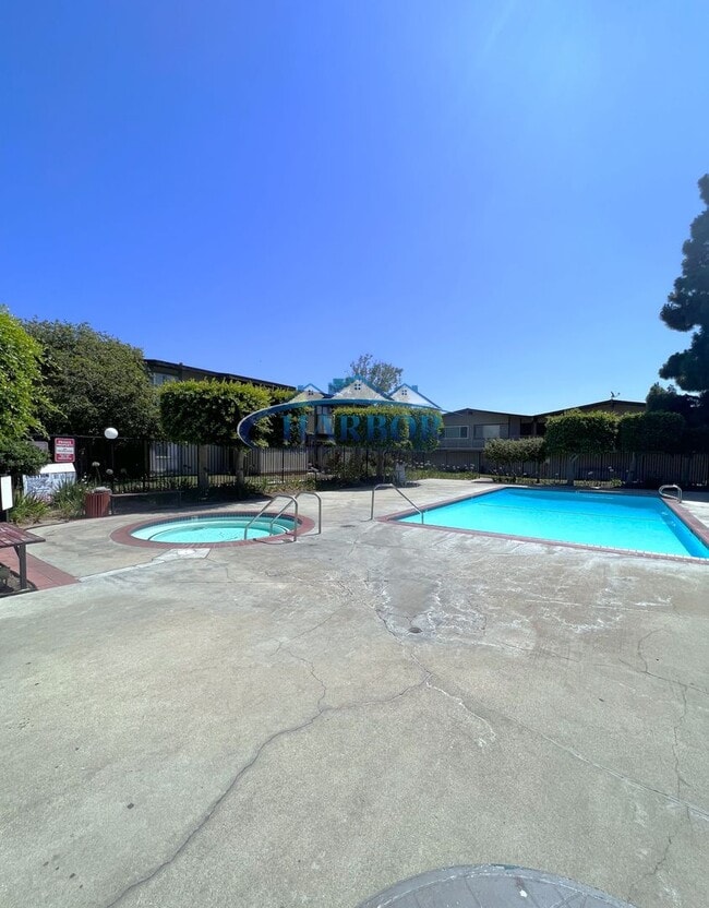 Building Photo - Charming Studio in Gated Community