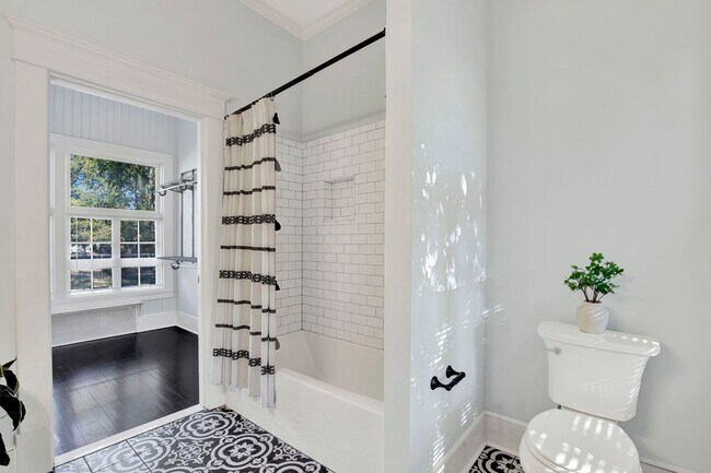 Building Photo - Thomas Square Home