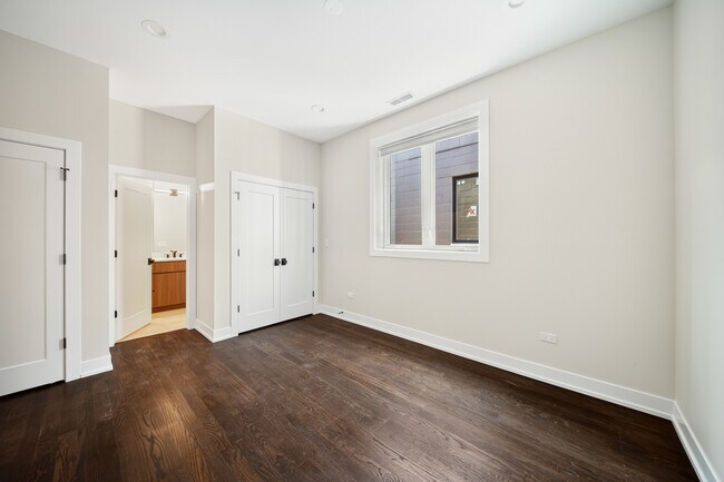 Building Photo - 406 E 50th Pl