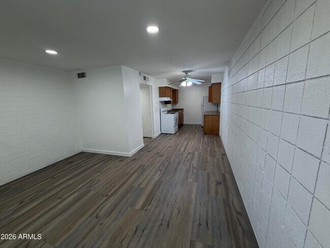 Building Photo - 2030 W Cactus Rd