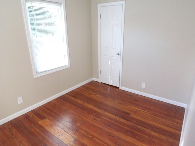 Building Photo - 126 Barton St