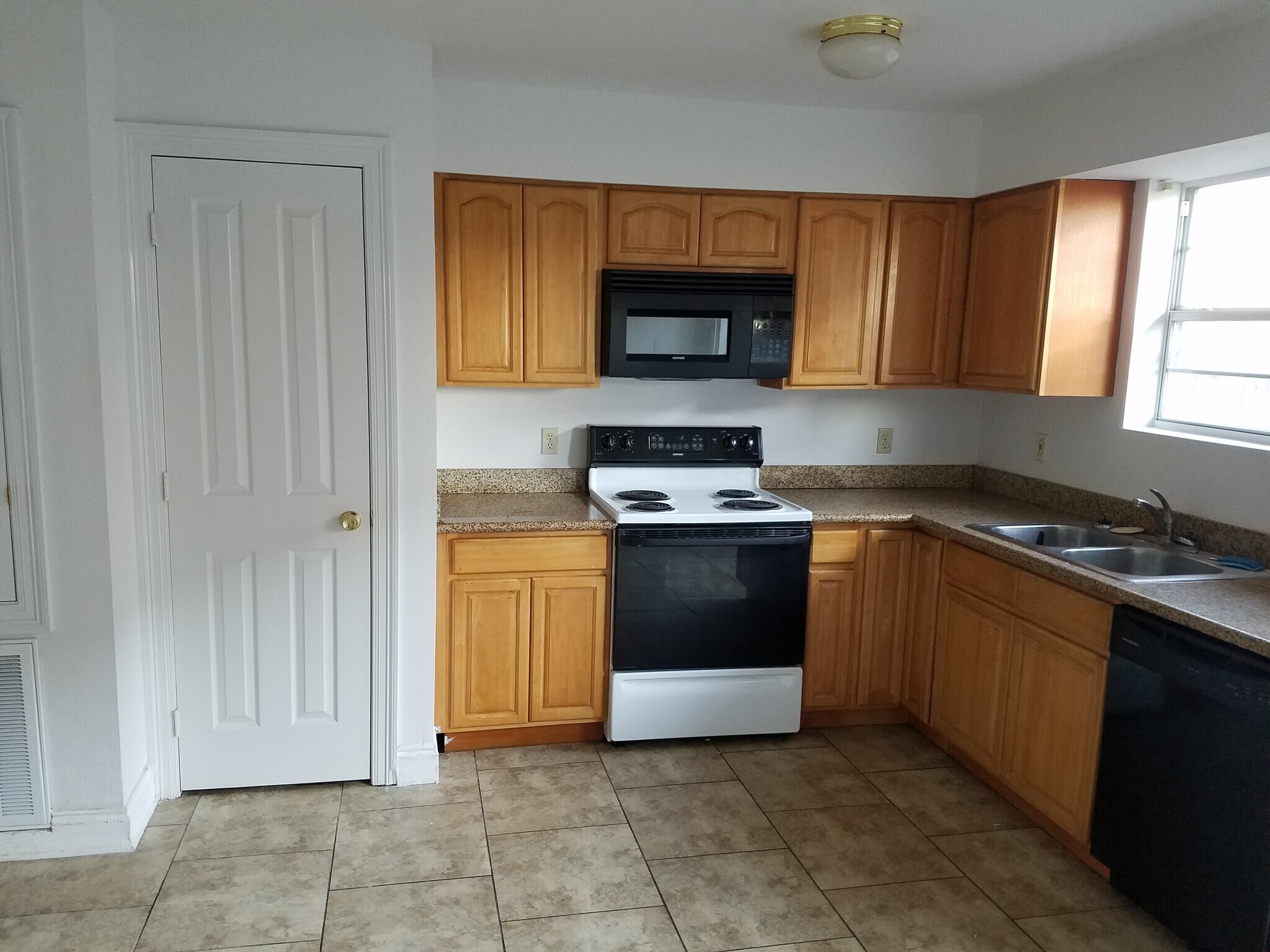 Building Photo - 3517 Golden Dr
