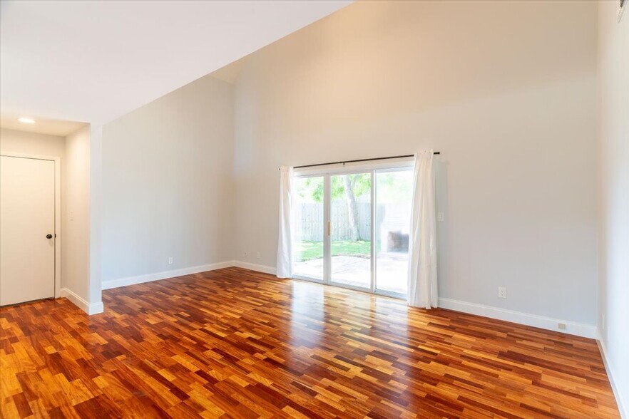 Livingroom - 817 N Lakeside Dr