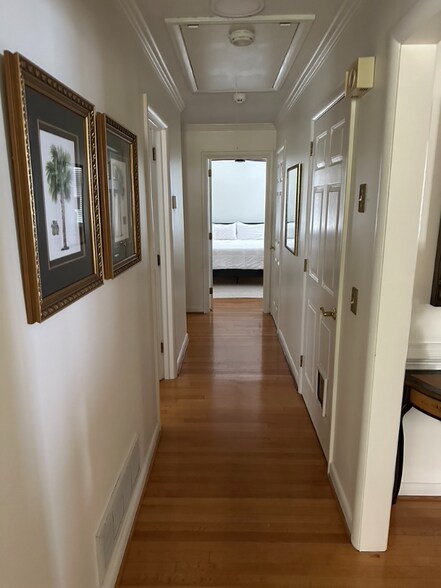 Building Photo - 749 Poinsettia St