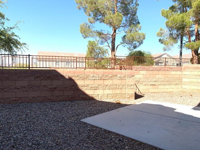 Building Photo - 3 Bedroom House in gated community