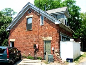 Building Photo - -- AVAILABLE SEPTEMBER 4TH -- 2 BR / 1 BA Beautiful Historic Carriage House on Monument Ave! Avai...