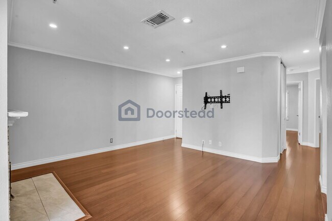 Building Photo - 2709 Oak Road Unit E