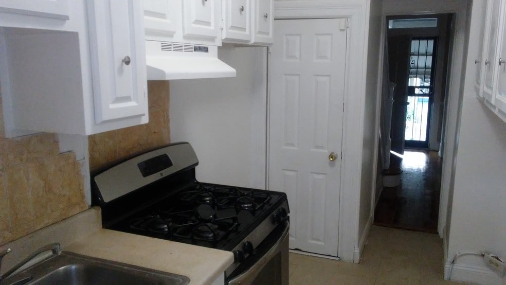 Kitchen - 5025 7th Pl NW