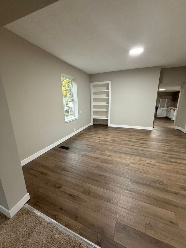 Building Photo - Welcome to this charming 3-bedroom, 2-bath...