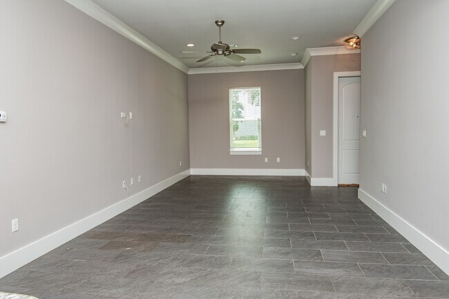 Building Photo - 995 Airport Rd