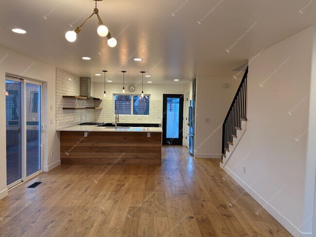 Building Photo - Find a piece of serenity in Historic Old Bend! (Unfurnished)