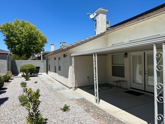 Building Photo - Henderson!!  Solar Panels!! Tankless Hot w...