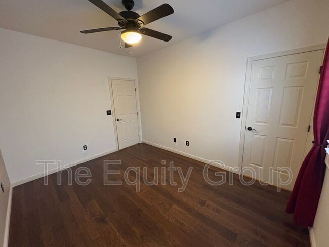 Building Photo - 2650 W Oakridge Ave