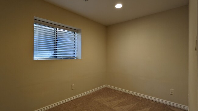 Building Photo - Beautiful 5 Bed, 3.25 Bath Broadmoor Home!