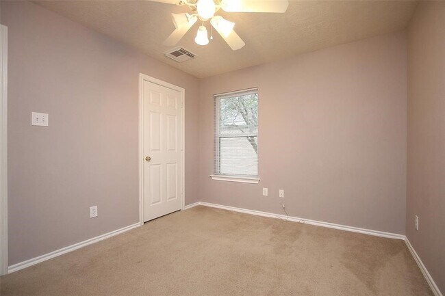 Building Photo - 14 Delphinium Pl