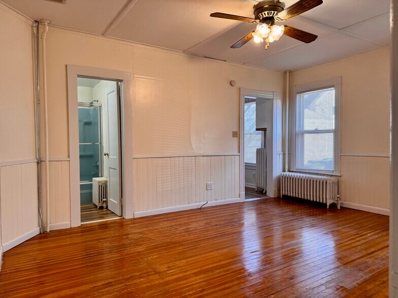 Building Photo - 123 Center St