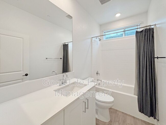 Building Photo - 820 Makani St
