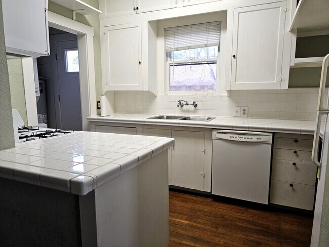 Building Photo - Adorable Duplex Unit Near the Arts District!