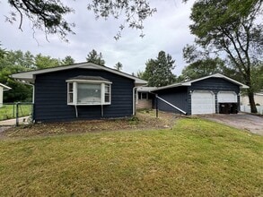 Building Photo - Lovely Ranch house available