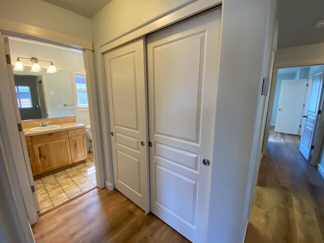Building Photo - 3-BR Craftsman Home in SE Bend