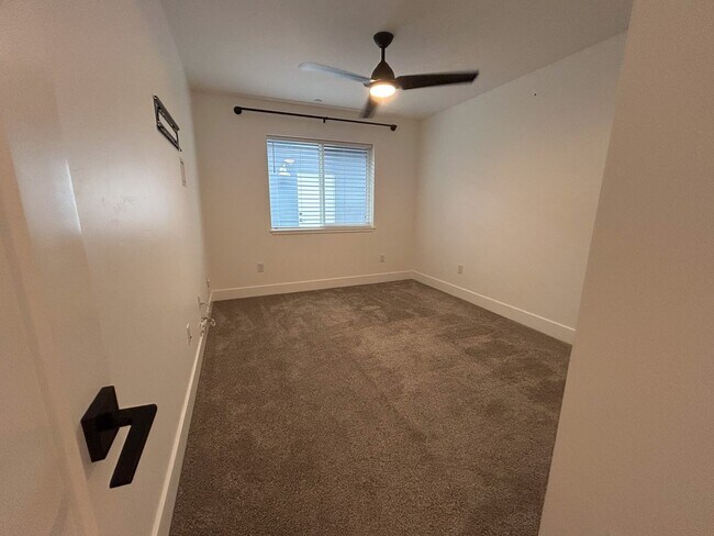 Building Photo - Live Comfortable in a Modern Paradise Home!