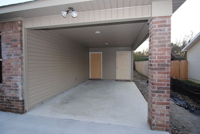 Building Photo - 3/2 Open Floor Plan, One Level in Sherwood