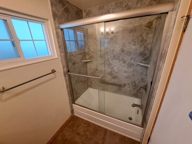Hallway Bathroom - 5517 Fiesta Rd