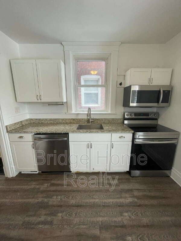Building Photo - 136 S Spring Ave