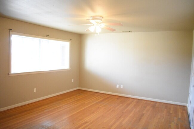 Building Photo - 2 Bedroom Home Near Coronado High School!