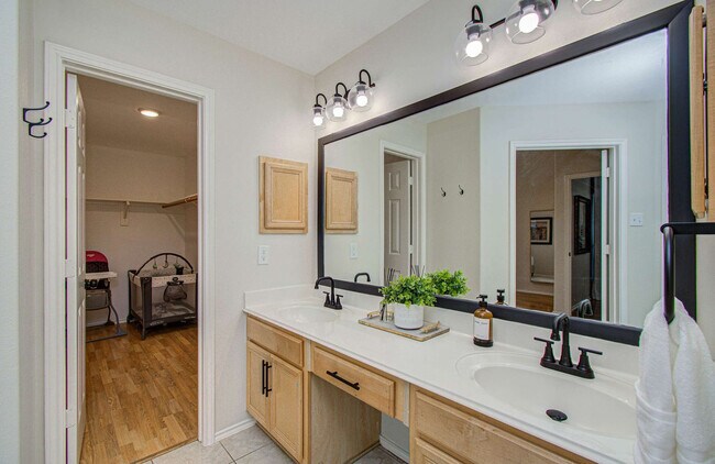 Building Photo - 7211 Crescent Mills Dr