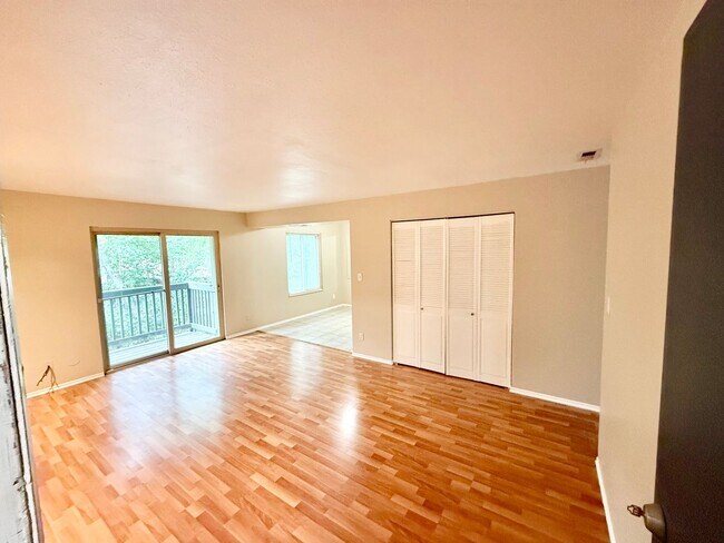 Building Photo - 495 E Creekside Cir
