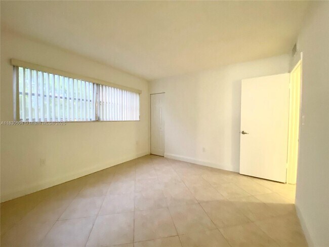 Building Photo - 9371 Fontainebleau Blvd