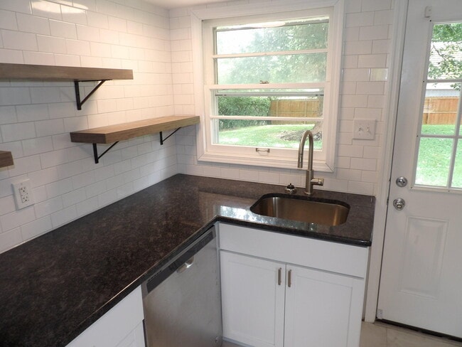 Building Photo - 286 Zandale Dr