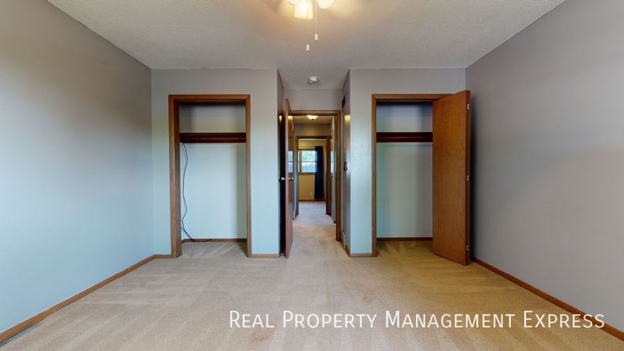 Building Photo - 3 Bed 2 Bath Duplex w/ Attached Garage