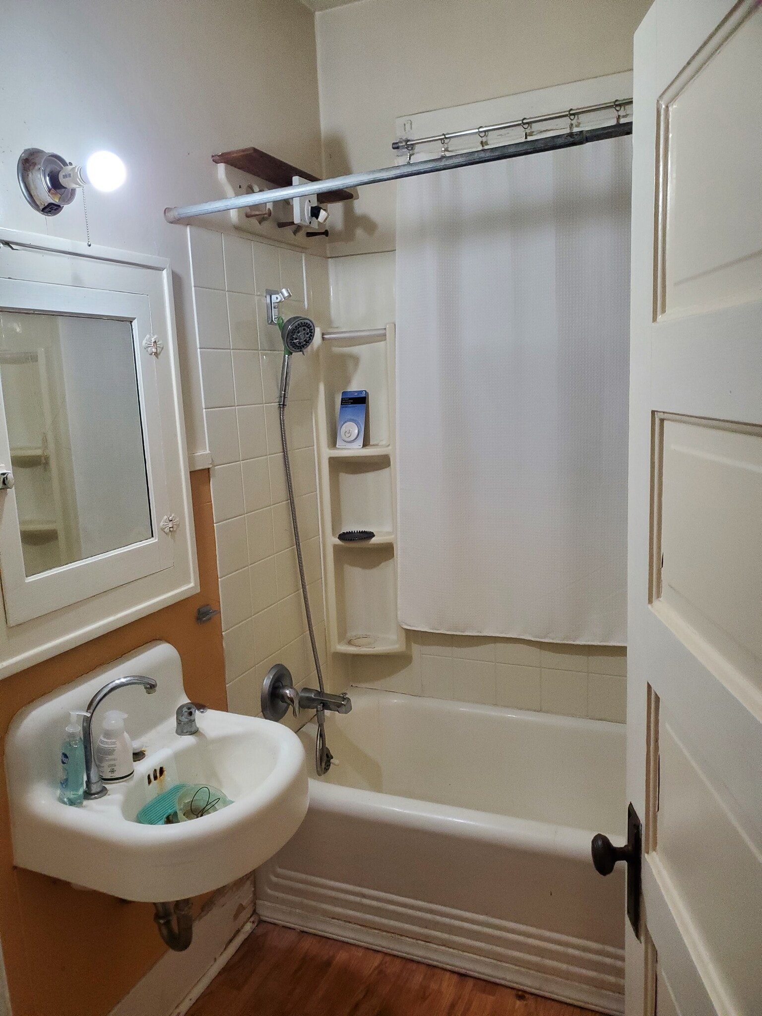 bathroom - 606 7th St N
