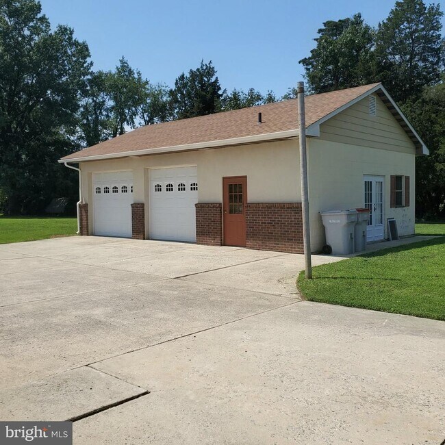 Building Photo - 2024 Beverly Dr