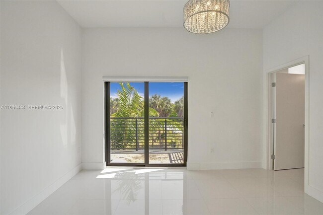 Building Photo - 516 SE 1st Cir